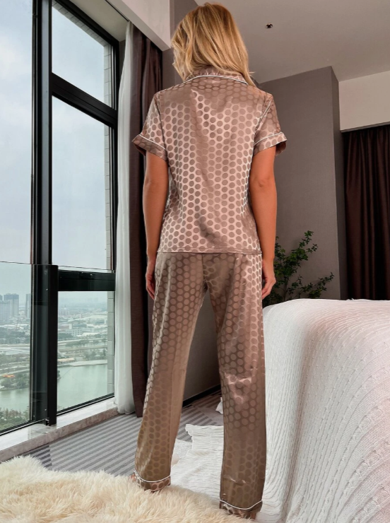Pijamale din Satin cu Imprimeu cu Buline și Legături Contrastante – Eleganță Relaxată în Nuanța Kaki
