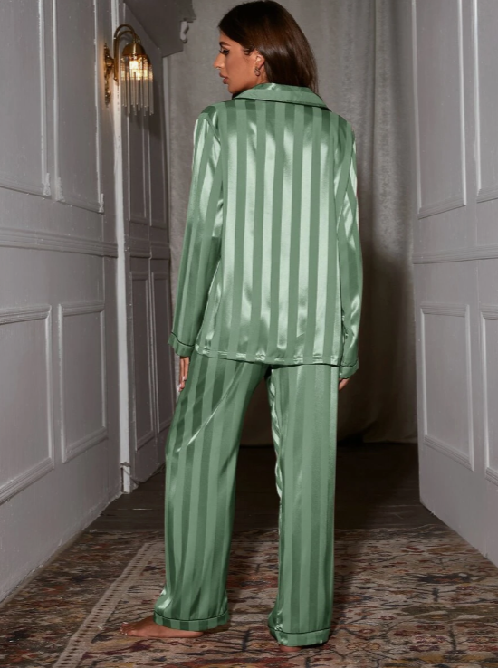 Set de Pijamale din Satin cu Legături în Contrast – Eleganță în Nuanța Mentă Verde