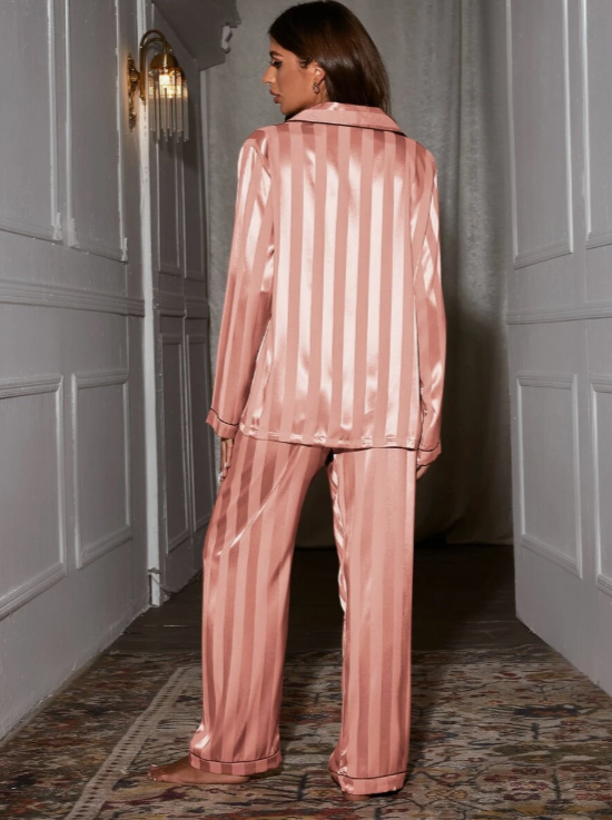 Pijamale din Satin cu Legături în Contrast – Eleganță Roz Coral