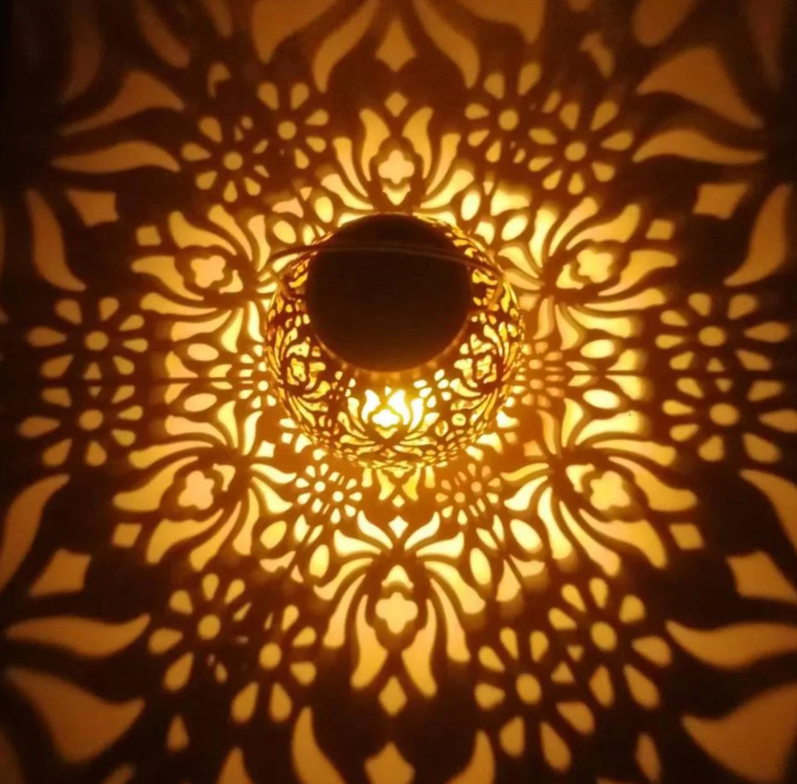 Set 2x Lampa Solară din Fier Forjat cu Proiecție– Eleganță și Farmec pentru Grădină și Curte, Portabilă și Suspendată