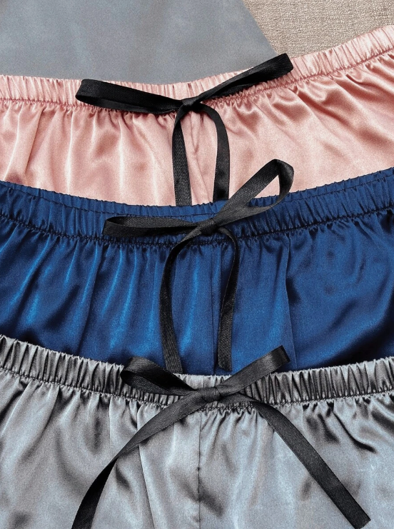 Set de Pijamale 3 Seturi cu Garnitură din Dantelă – Eleganță Multicoloră în Satin