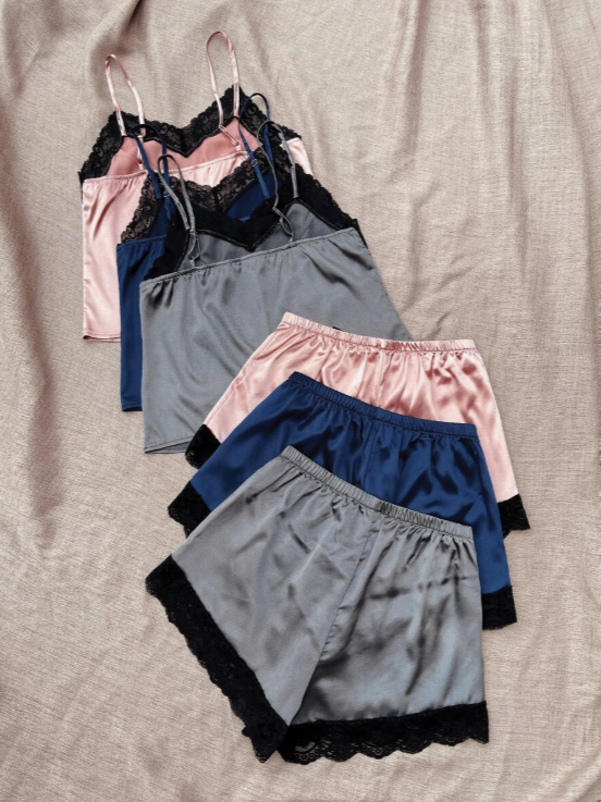 Set de Pijamale 3 Seturi cu Garnitură din Dantelă – Eleganță Multicoloră în Satin